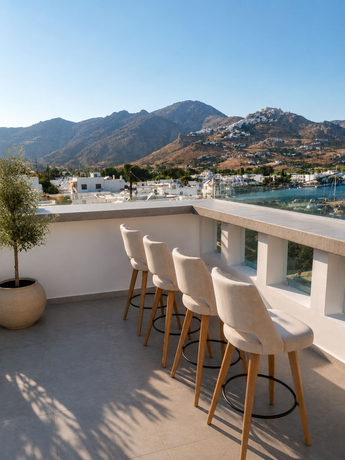 Η ταράτσα του Fuego Luxury Residence με θέα στη Σέριφο